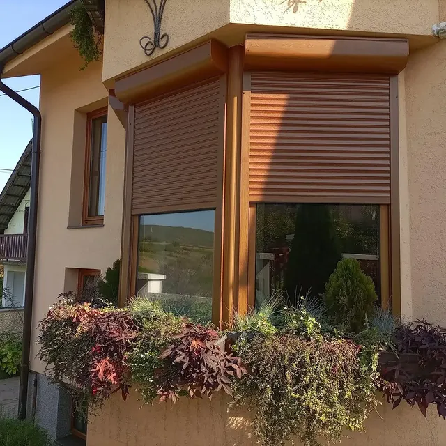 Porodična kuća sa braon PVC roletnama